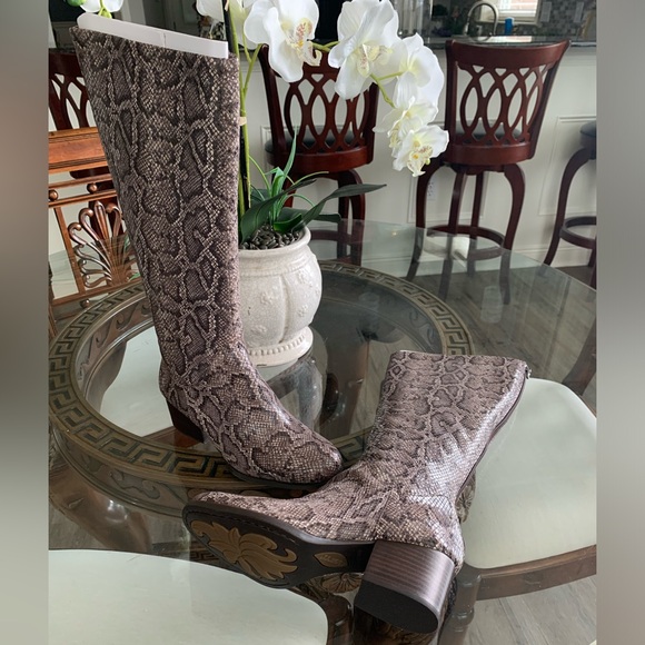 🤎🤎BORN AUDRIANA PYTHON SNAKESKIN LEATHER BOOTS!🤎🤎 - Picture 4 of 7